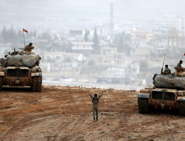 Τουρκία: Ενισχύθηκαν οι στρατιωτικές δυνάμεις στα σύνορα με την Συρία- Τμήματα πυροβολικού και αρμάτων μάχης